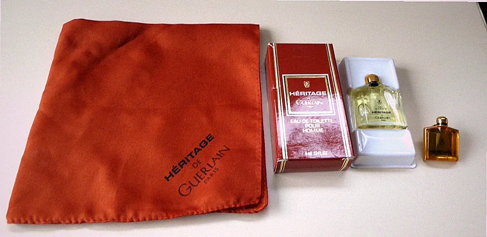 3 teiliges Set: Héritage de Guerlain -Einstecktuch + Parfumminiatur OVP + Pin