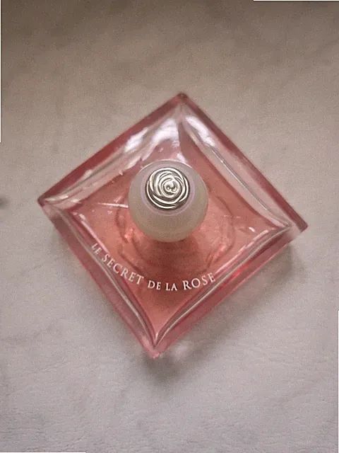 alter Parfum Flakon aus Sammlung Le Secret De La Rose [Id Parfum)