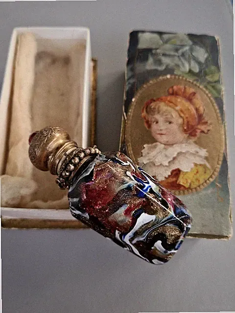 Antiker venezianischer Glas Parfüm Flakon mit Original Box und Stopfen.
