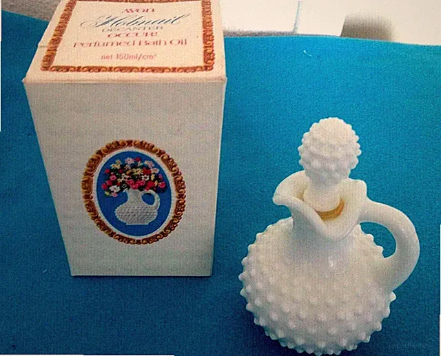 Avon, Hobnail Decanter OCCUR ! Perfumed Barth Oil 150ml,Milchglasflakon. weiß L