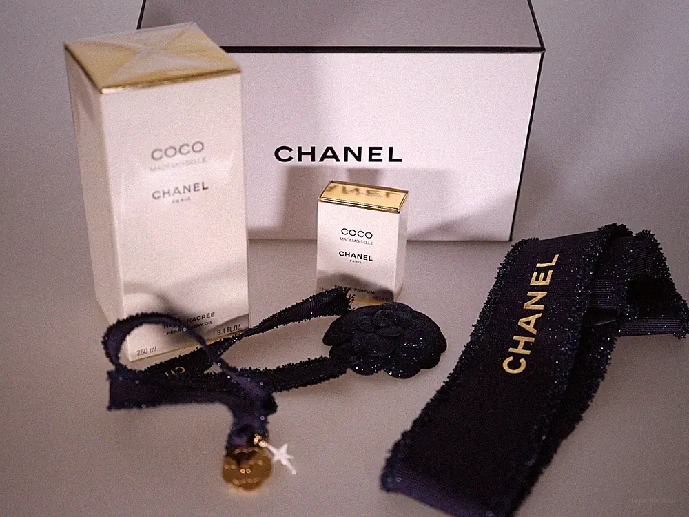 CHANEL COCO Mademoiselle Körperöl + Eau de Parfum + Geschenkband + Charme