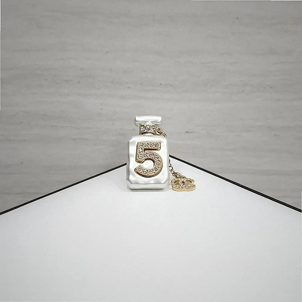 CHANEL Neu CC Logo Nummer 5 Parfum Cubic Brosche AB8478 157985282 [U]
