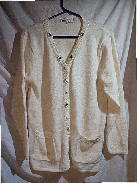 Fragrance Collection Lange Strickjacke cremefarben Perlen Pailletten Ausschnitt Knopfleiste S 14