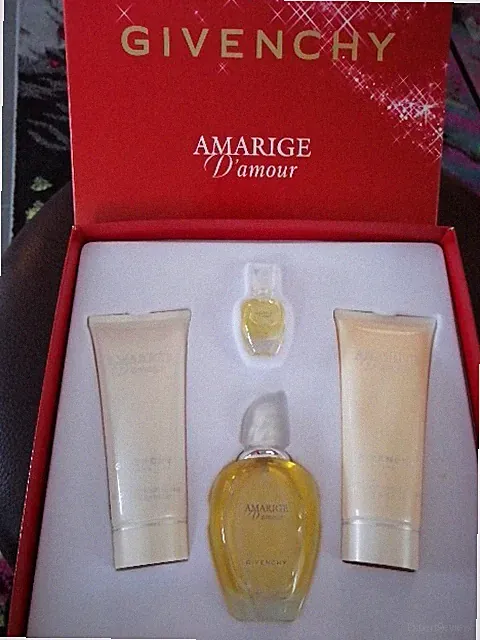 Givenchy Amarige D'amour Set, 50ml EdT, 100ml Lotion, 100ml Duschgel, 4ml Parfum