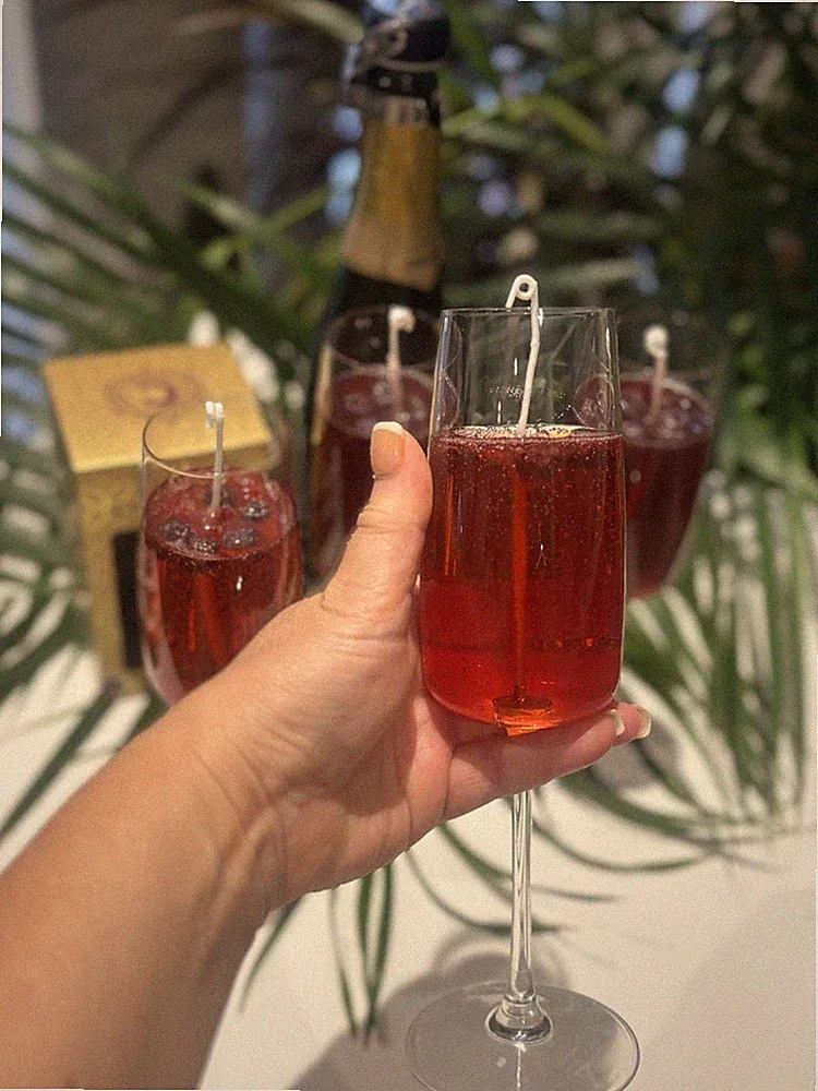 Kir Royale Champagnerkerze Schwarze Johannisbeere & Champagner Duftkerze im Glas