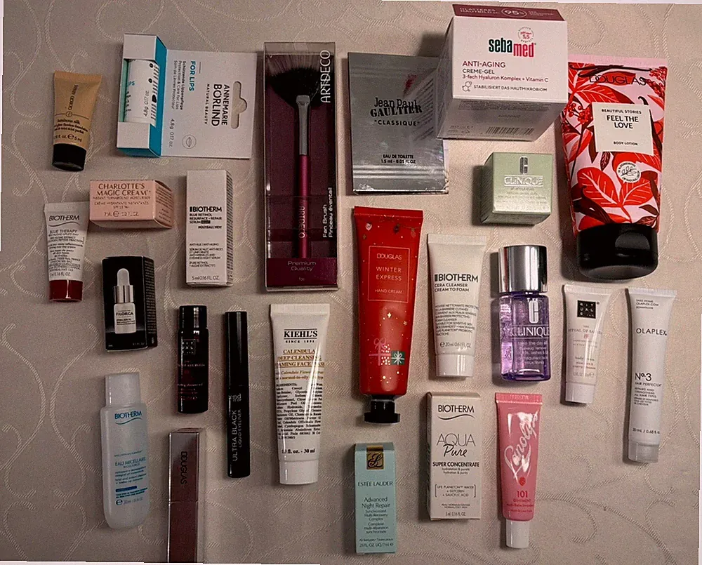 Kosmetik 24 Proben Damen,Sie Douglas, Biotherm,Parfum SET, Creme, Lipglos, NEU