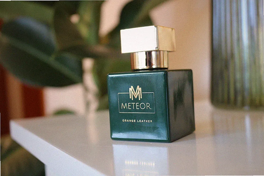 M E T E O R. Orange leather. Hochwertiges parfüm. Manufaktur Produktion