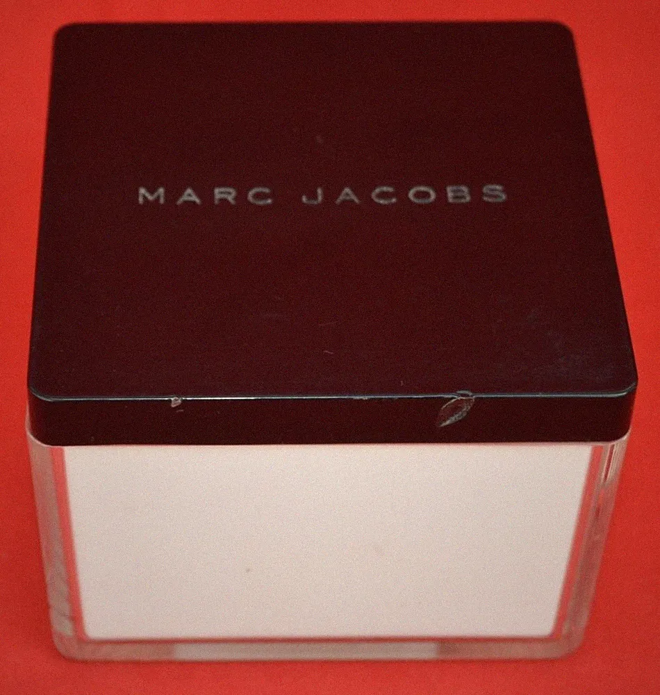 MARC JACOBS PARFUM: SHIMMER BODY POWDER - 100 G - KOSTENLOSER UK-VERSAND!