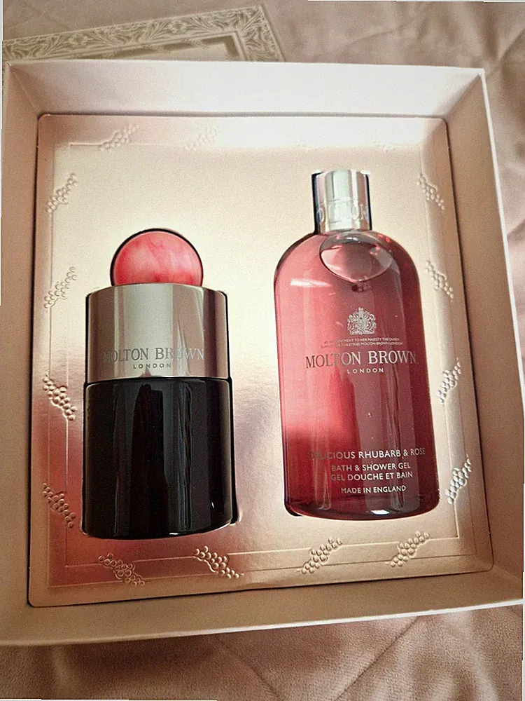 Molton Brown Delicious Rhubarb & Rose Geschenkbox Set 2-tlg. EdP + Shower Gel