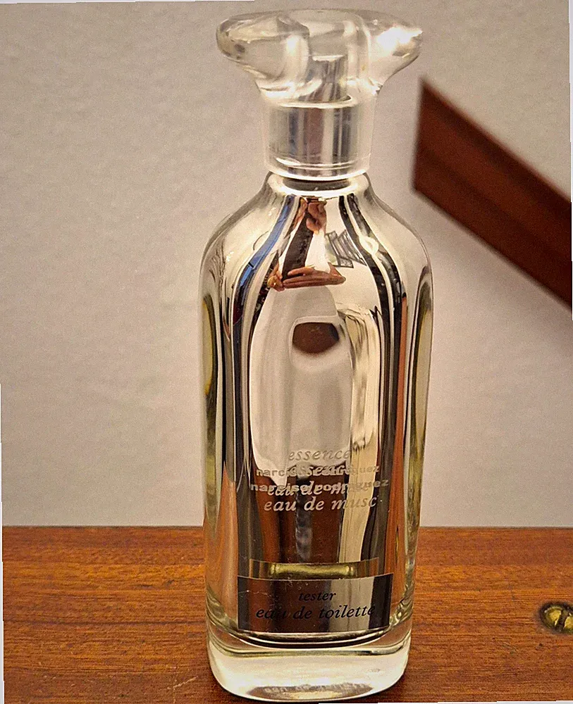 Narciso Rodriguez Essence Eau de Toilette Spray 125ml .