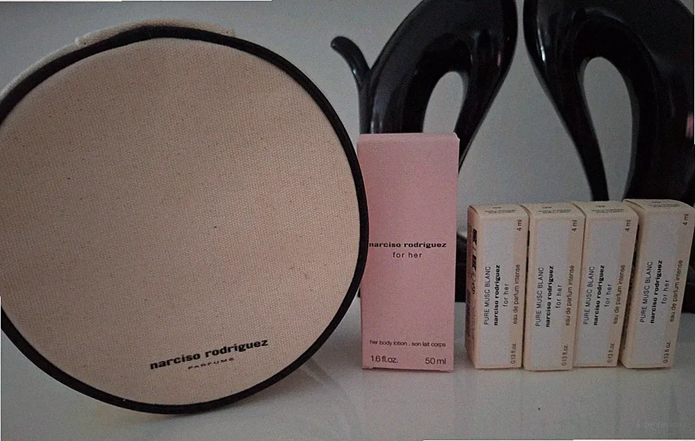 Narciso Rodriguez For Her Set Bodylot. 50ml-For Her Pure Musc Blanc 16ml Tasche